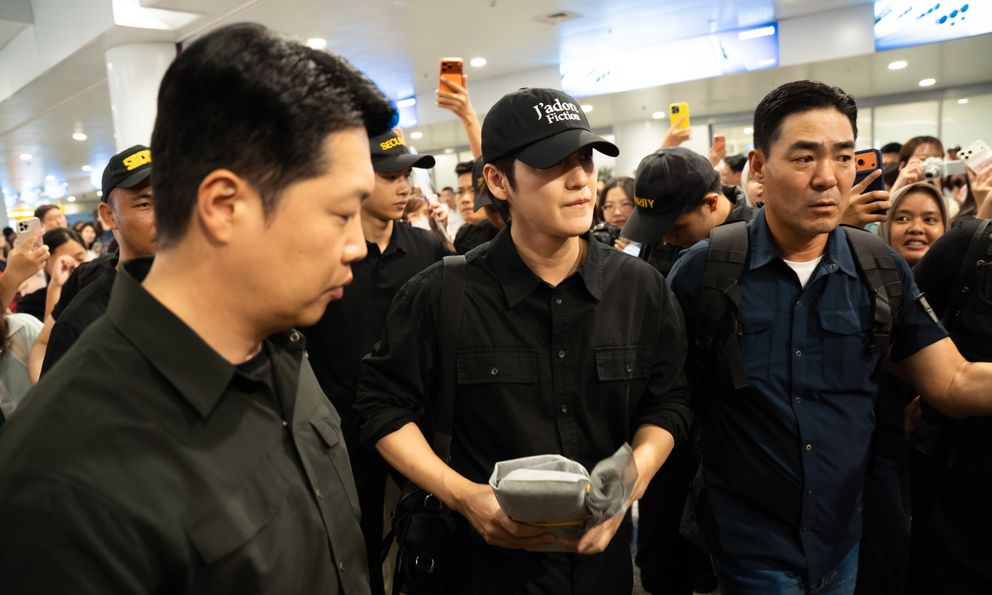 Kim Bum đến Hà Nội, visual không tuổi gây sốt giữa vòng vây người hâm mộ
