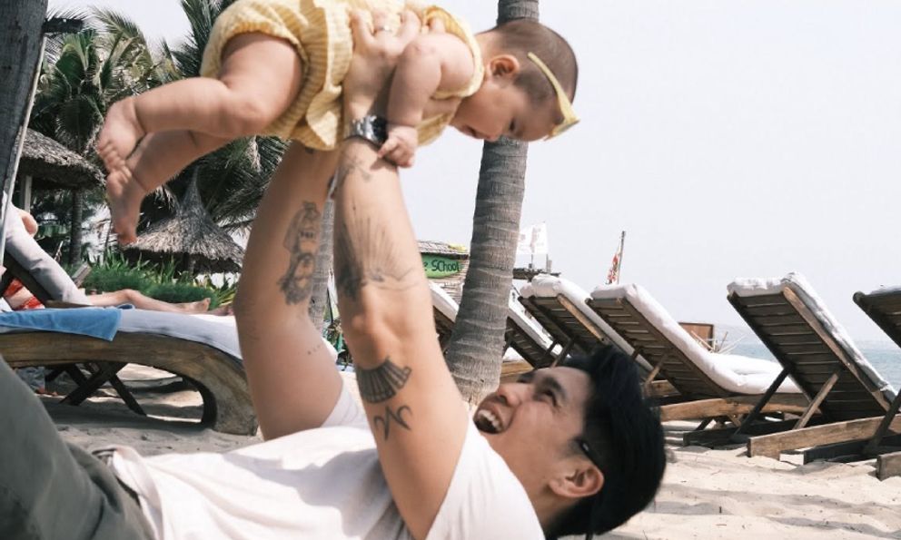 Huy Trần và hành trình lần đầu làm cha: Từ những đêm thức trắng chăm con đến khoảnh khắc nghẹn ngào nghe bé Gạo bập bẹ tiếng 