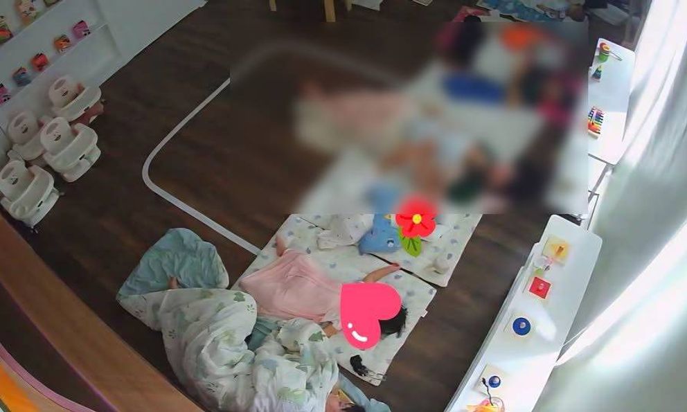 Trích xuất camera lớp học, bà mẹ Hà Nội lặng người: Công nhận tâm lý các cô vững thật!