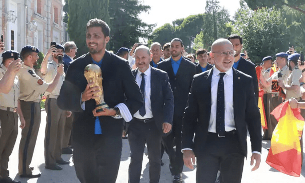 Đội tuyển Tây Ban Nha suit chỉn chu diện kiến hoàng gia sau chức vô địch World Cup 2026