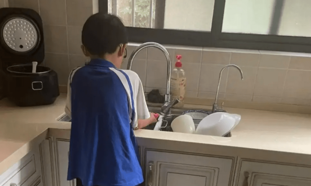 Đáng buồn nhất không phải con cái tiêu tiền của cha mẹ vô tội vạ, mà là kiểu con cái đã tiêu tiền còn hành xử như này!