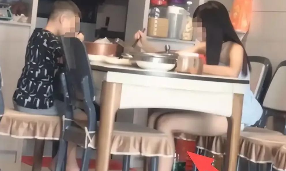 Bức ảnh khiến một người bố bị chỉ trích: Chỉ vì vài cái like mà không màng đến tương lai của con cái!