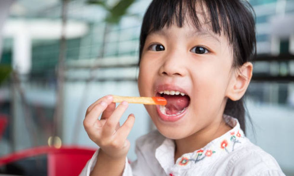 Trẻ thông minh hay không, chỉ cần nhìn cách ăn là biết: 6 chi tiết nhỏ tiết lộ mức độ phát triển não bộ