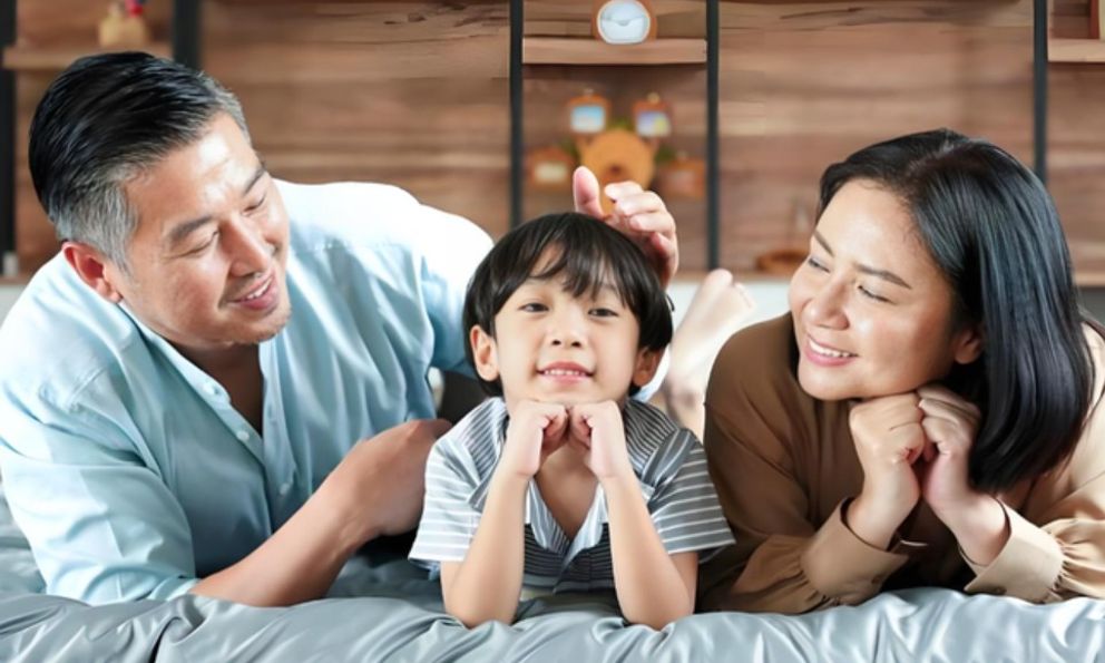 Một hành động thể hiện sự tự hào của cha mẹ với con cái nhưng chính con cái lại cảm thấy khó chịu vô cùng!