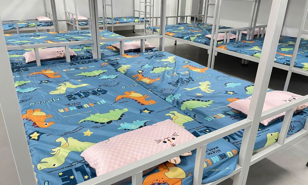 Hình ảnh giường ngủ bán trú của một trường Tiểu học ở Hà Nội đang khiến phụ huynh xuýt xao: Nhìn xịn sò và yên tâm quá!