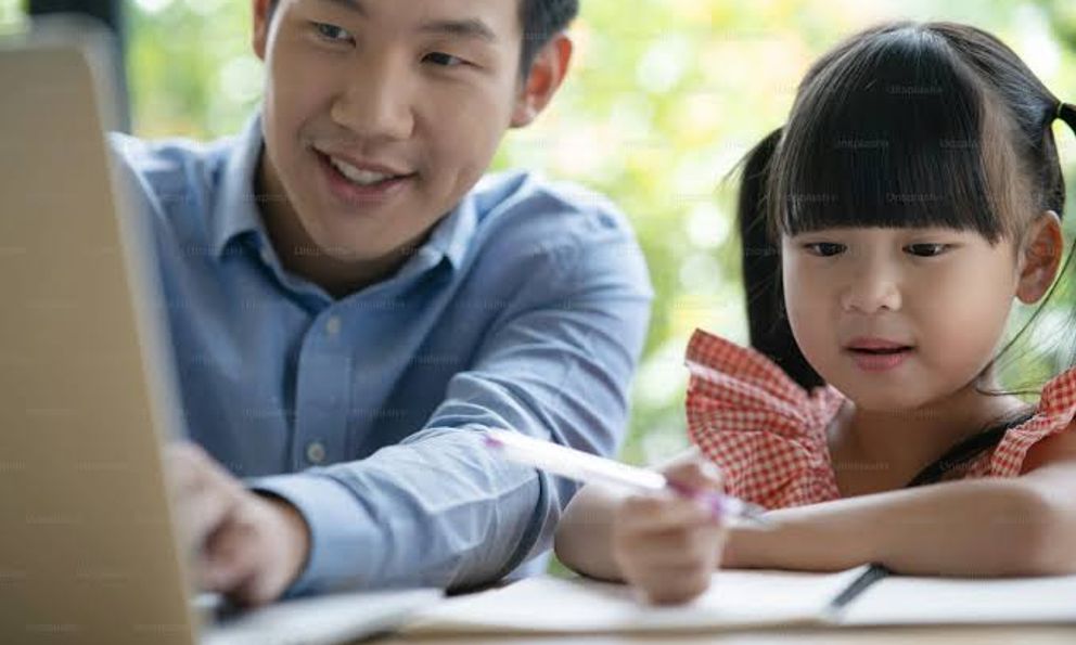 “Định luật cua” đáng sợ: Tuyệt đối đừng tiết lộ 4 chuyện riêng tư này của con cái với người khác