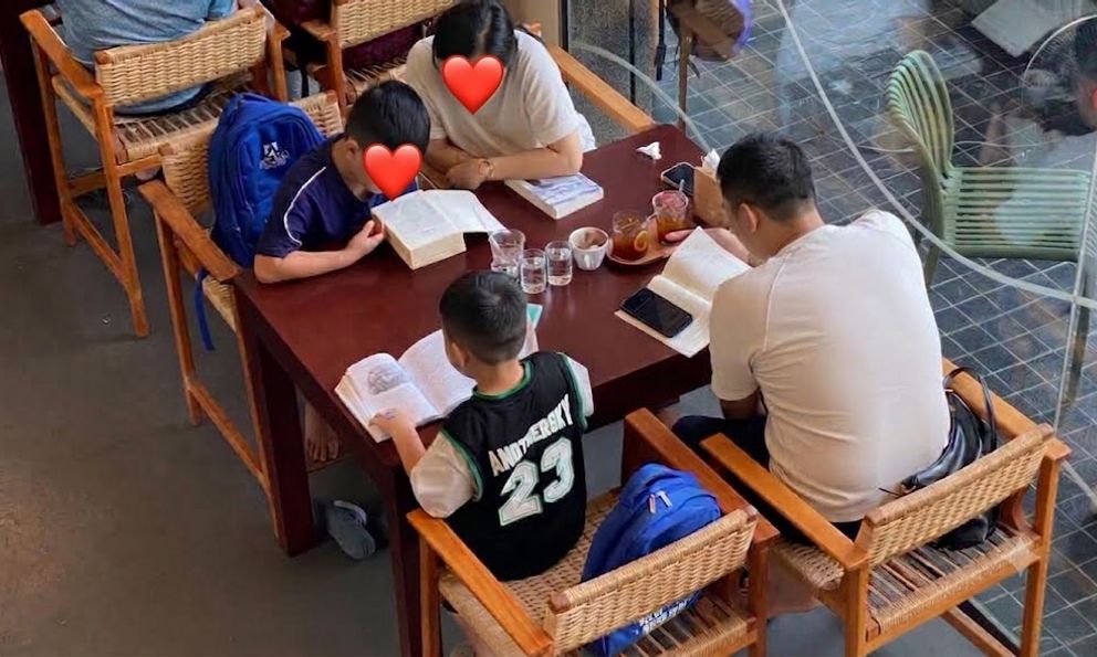 Bức ảnh gia đình trong quán cafe bỗng 