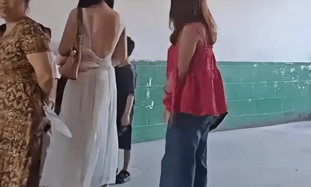 Trang phục họp phụ huynh của 2 bà mẹ khiến nhiều người đỏ mặt: Đây không phải buổi đi xem mắt!