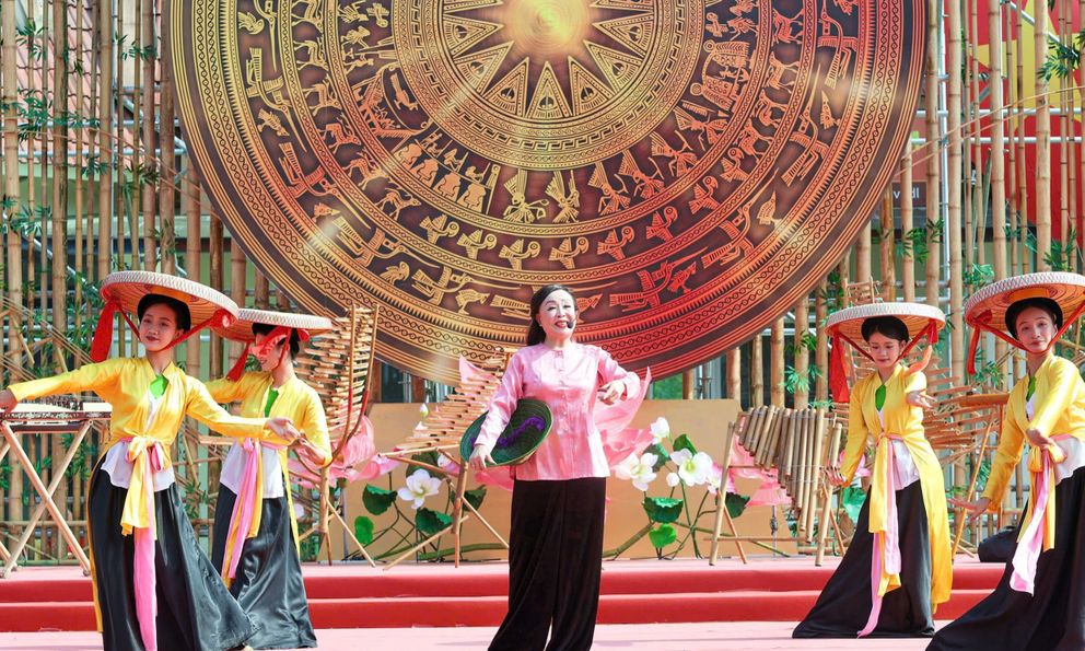 Vạn Show và cách kể chuyện văn hóa trên sân khấu