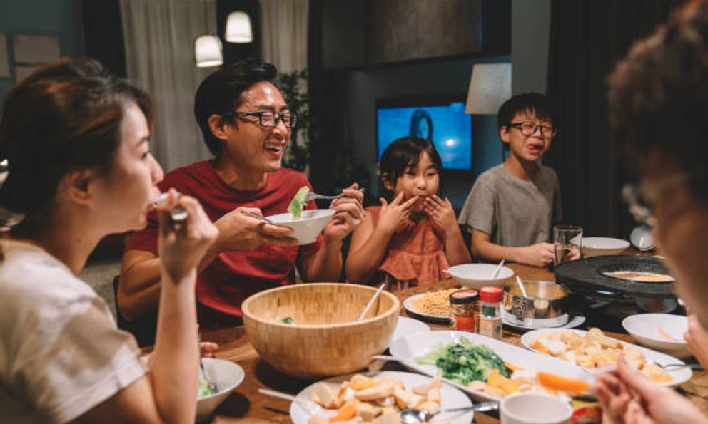 Cha mẹ thông thái dạy con: Được người khác mời ăn, dù thân đến đâu cũng nhớ 3 điều không nên làm!