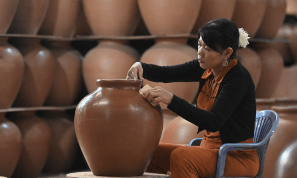 Làng gốm mở thêm trải nghiệm văn hóa để níu chân du khách