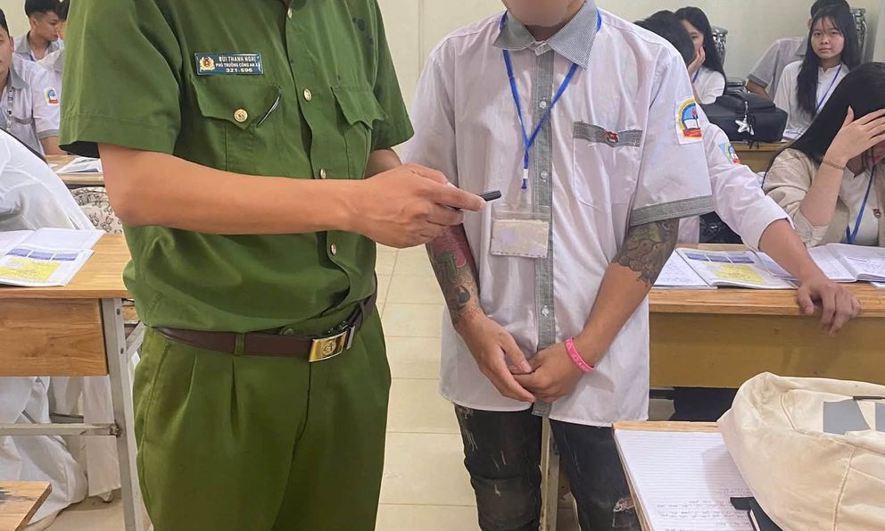  Hình ảnh buổi kiểm tra của công an tại một trường THPT ở Phú Thọ: Các em ơi, không phải thế là “ngầu”!