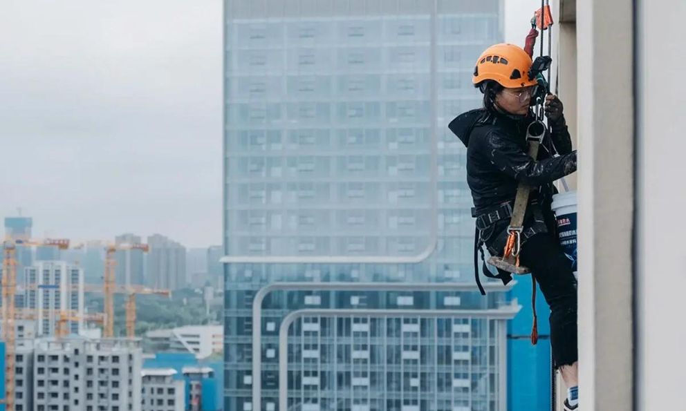 Từ nhân viên khách sạn 5 sao thành ‘người nhện’: Mẹ đơn thân đu dây trên cao kiếm tiền chữa bệnh cho con bại não