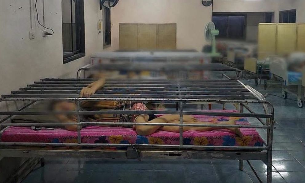Thái Lan: Trung tâm chăm sóc dùng lồng sắt bao quanh giường, có 129 giường thay vì 50 như giấy phép
