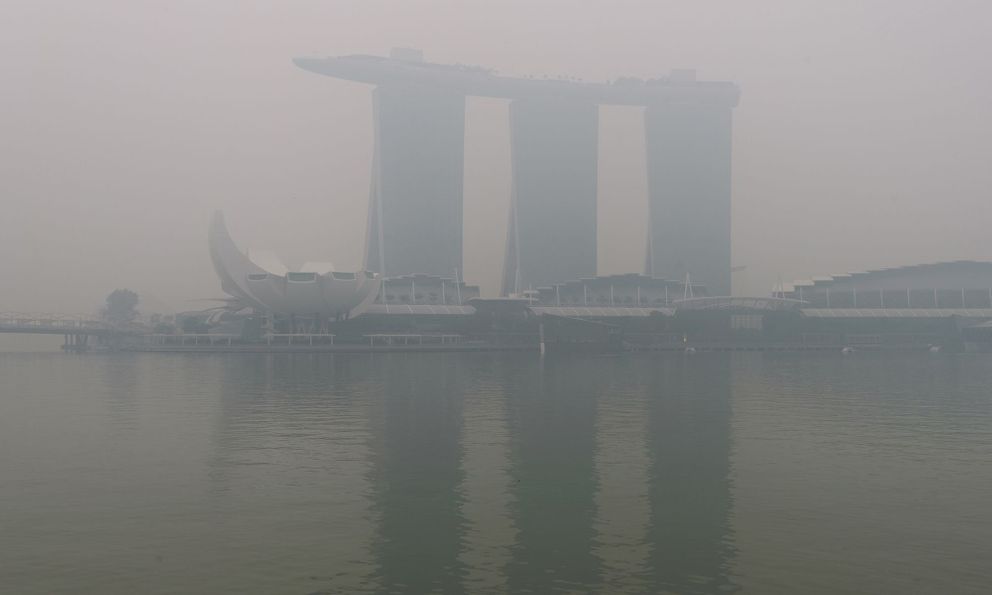 Khói mù từ Indonesia phủ Đông Nam Á, Malaysia đóng cửa trường học, Singapore chìm trong màn xám