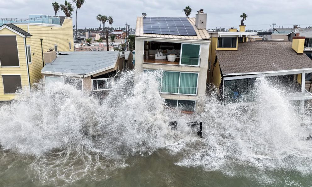 Bãi biển Long Beach tan hoang sau bão nhiệt đới Rachel, nhà ven biển chênh vênh bên mép nước