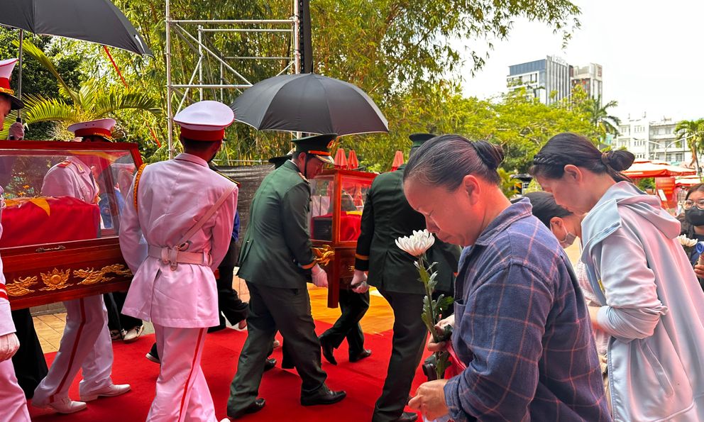 “Cảm ơn các bác, các chú”, “các bác an nghỉ”: Những lời chào và giọt nước mắt tiễn đưa các liệt sĩ
