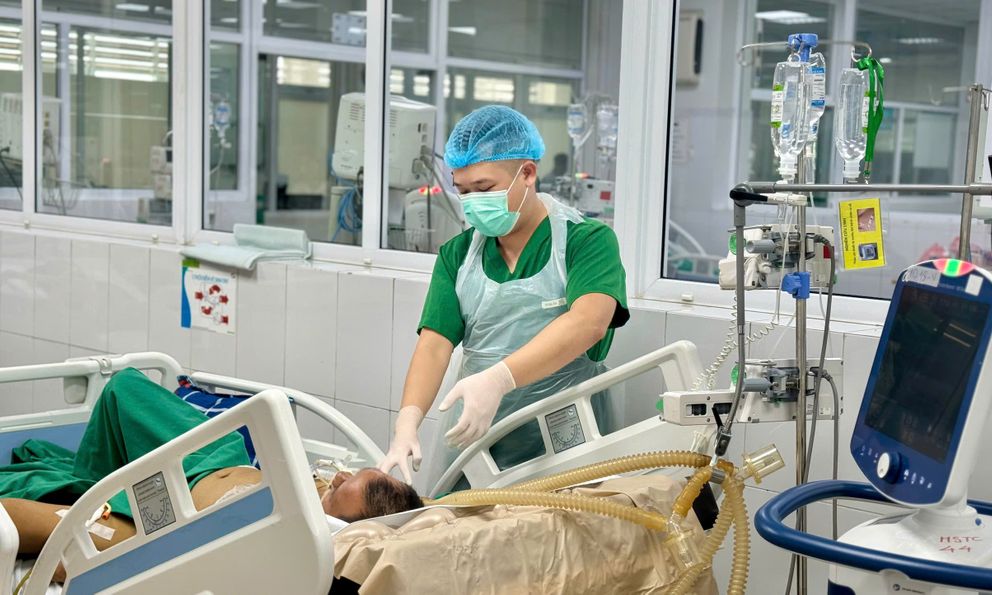 Cấp cứu người đàn ông 46 tuổi sốt rét nặng, nguy kịch sau khi trở về từ châu Phi