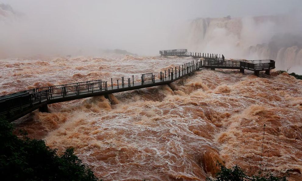 Thác nước nổi tiếng Iguazu cuồn cuộn chưa từng thấy, hơn 12 triệu lít nước đổ xuống mỗi giây