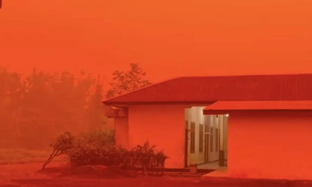 Bầu trời chuyển màu cam nâu ở Indonesia, khói mù độc hại phủ kín thành phố