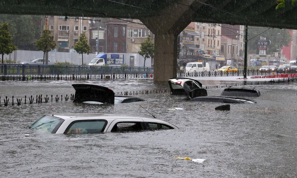 Istanbul thành ‘biển nước’ sau trận mưa lịch sử, 3 người chết, hàng nghìn người mắc kẹt