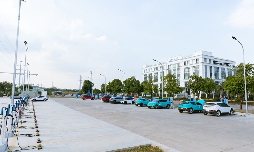 Trạm sạc ô tô điện có quy mô lớn nhất Việt Nam bắt đầu đi vào hoạt động