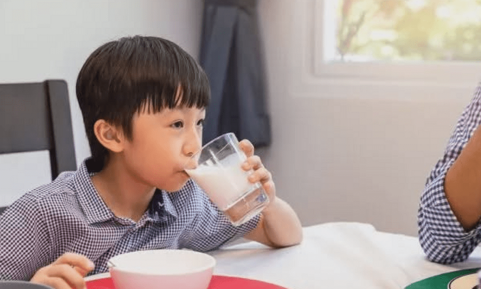 Trẻ uống sữa chủ yếu là chất béo nguy hiểm thế nào? Làm sao để chọn sữa chuẩn cho con?