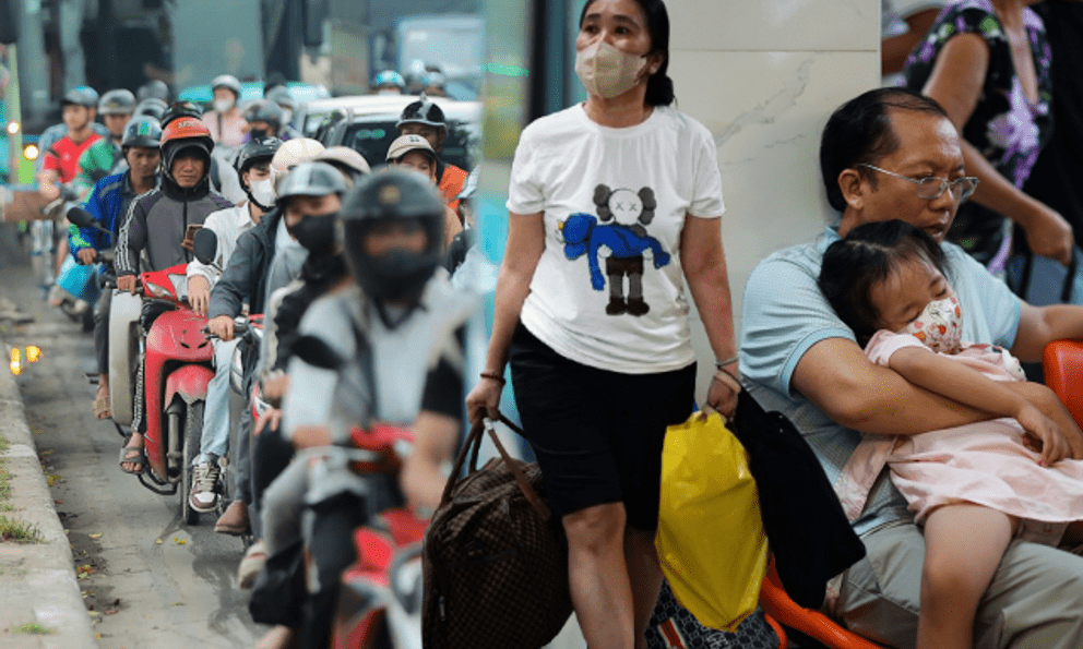 Trốn tắc đường từ sớm vẫn “kẹt”: Người dân vất vả rời thành phố trước kỳ nghỉ Giỗ Tổ Hùng Vương