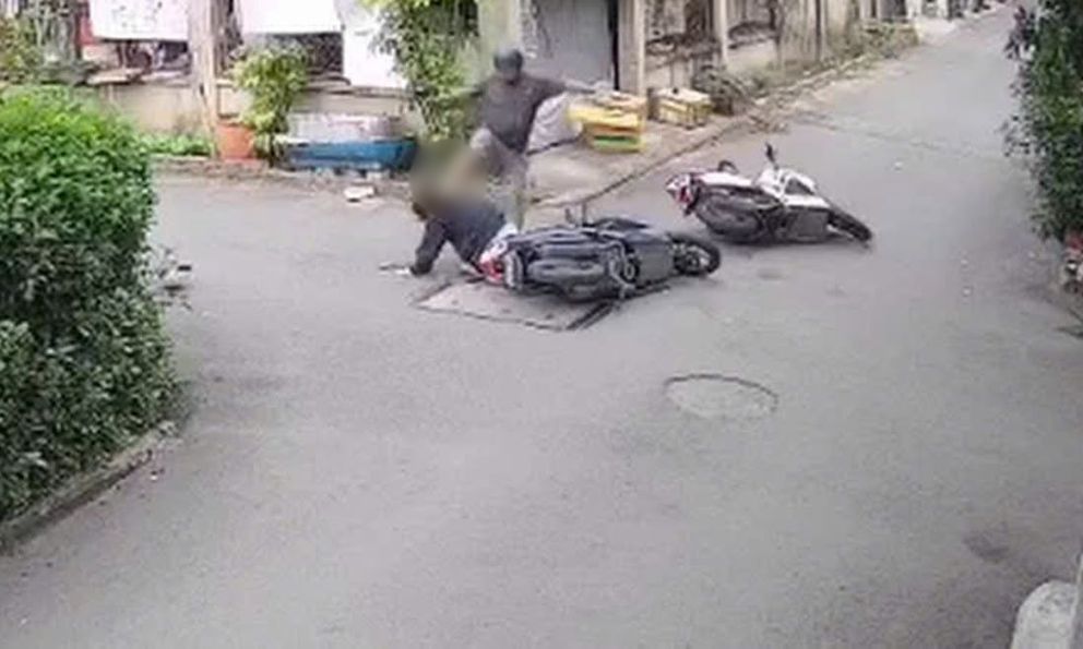 Clip: Người đàn ông tấn công cô gái sau va chạm giao thông ở TP.HCM, công an vào cuộc điều tra
