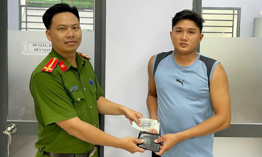 Nhặt được ví chứa hơn 6 triệu đồng cùng loạt thẻ ngân hàng, hành động của người đàn ông khiến ai cũng nể phục