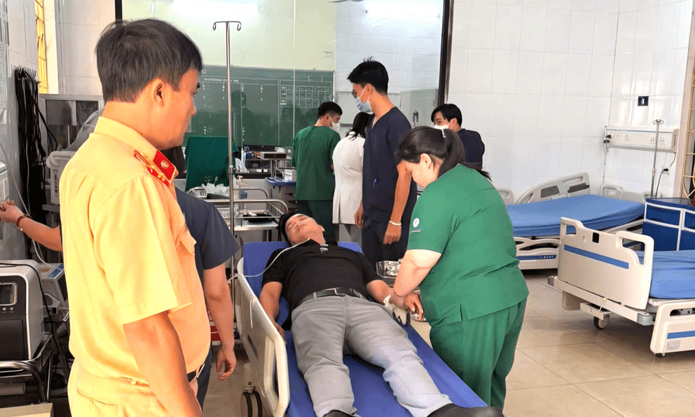 Cảnh sát giao thông kịp thời hỗ trợ người đàn ông gặp vấn đề sức khỏe trên Quốc lộ 2D
