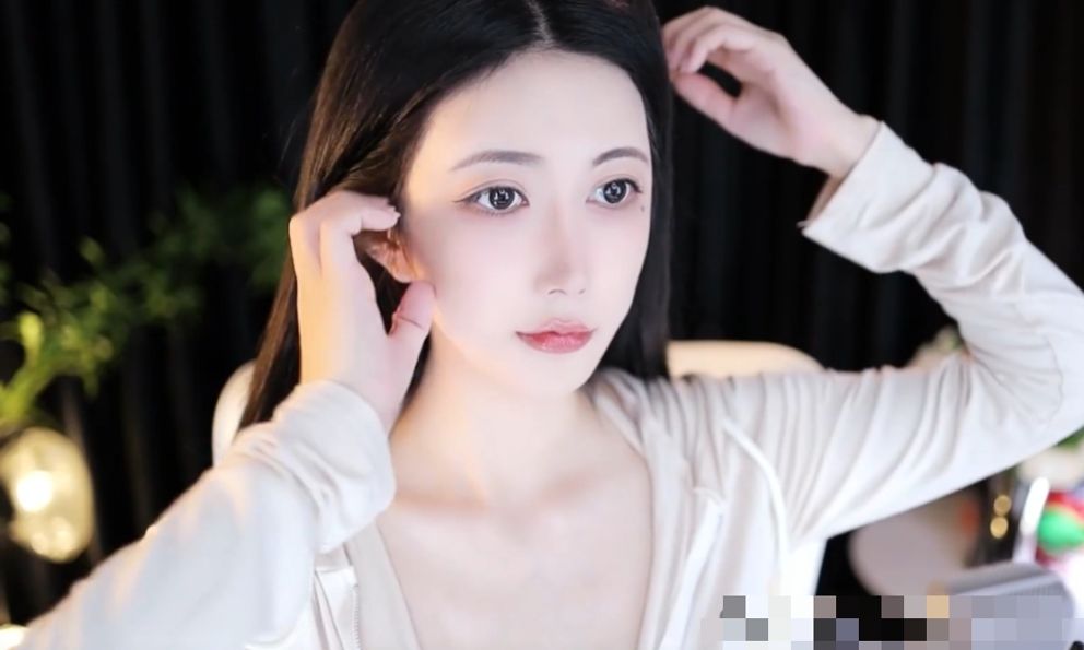 Nữ streamer xinh đẹp có dấu hiệu bất ổn: Làm hành động 