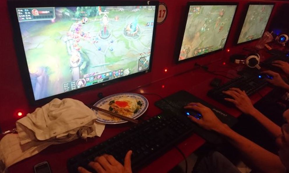 Chơi net hơn 10 tiếng mỗi ngày, nam game thủ liệt nửa người, suýt nữa đối mặt với “cửa tử”