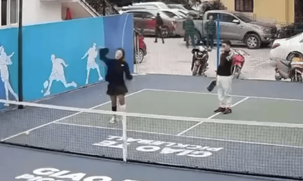 Lộn xộn trên sân pickleball, cô gái bị bóng trúng mặt, giận dỗi 