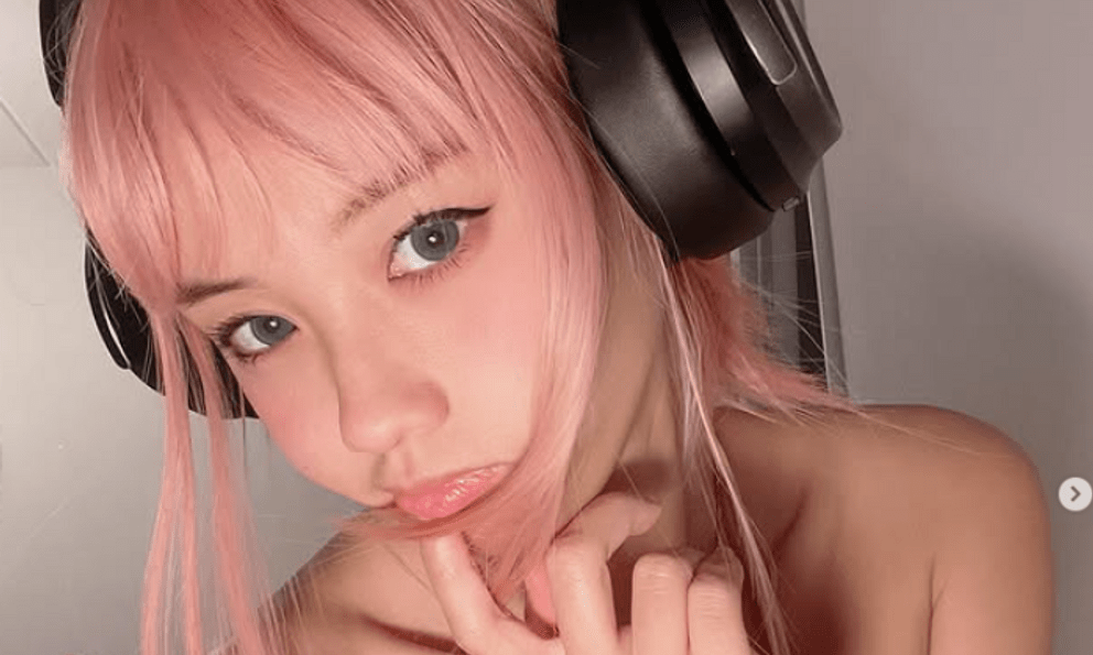 Tạo dáng táo bạo, nữ streamer gốc Việt 