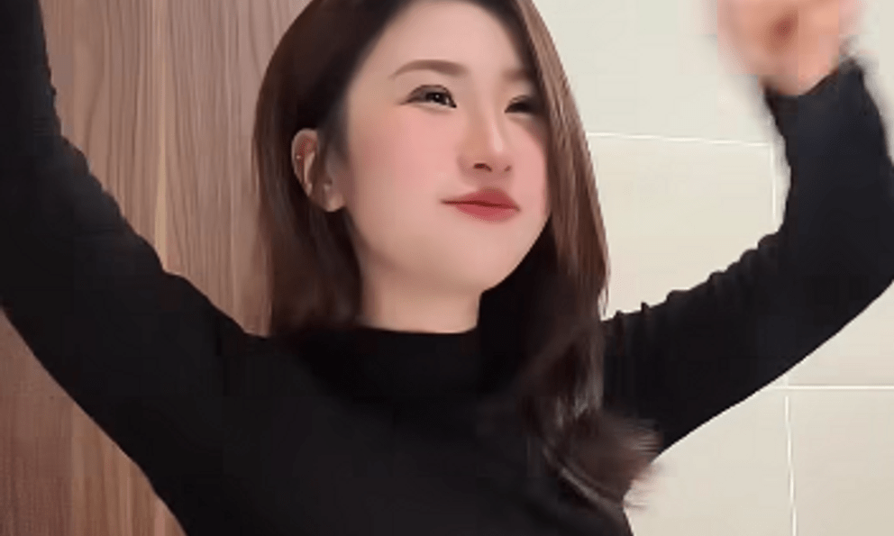 Tiểu Hý tái hiện góc quay triệu view nhưng thái độ fan nam lạ lắm!