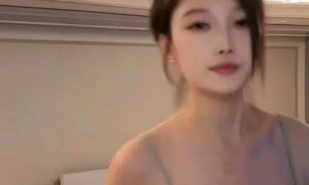 Vừa livestream vừa tập thể dục, nữ streamer khiến fan nam mê mẩn, công khai xin hẹn ở khách sạn