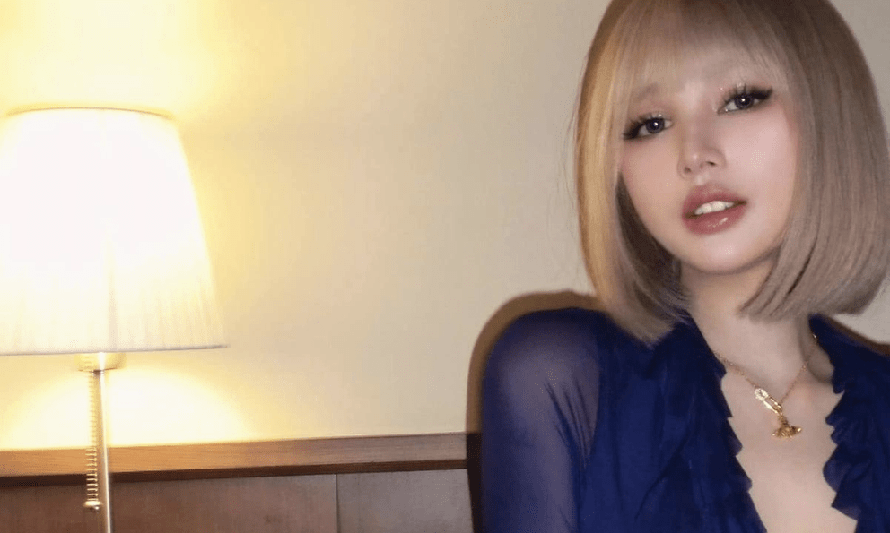 Xoài Non diện trang phục cắt xẻ táo bạo, tình mới có hành động 