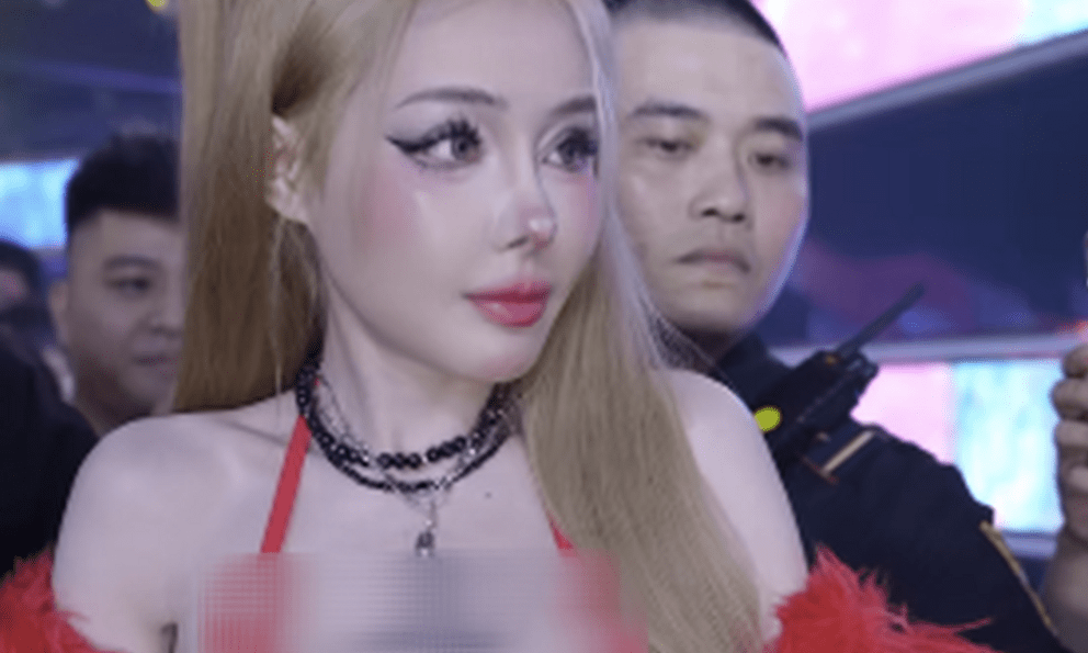 Ngân 98 đứng hình trước hành động 