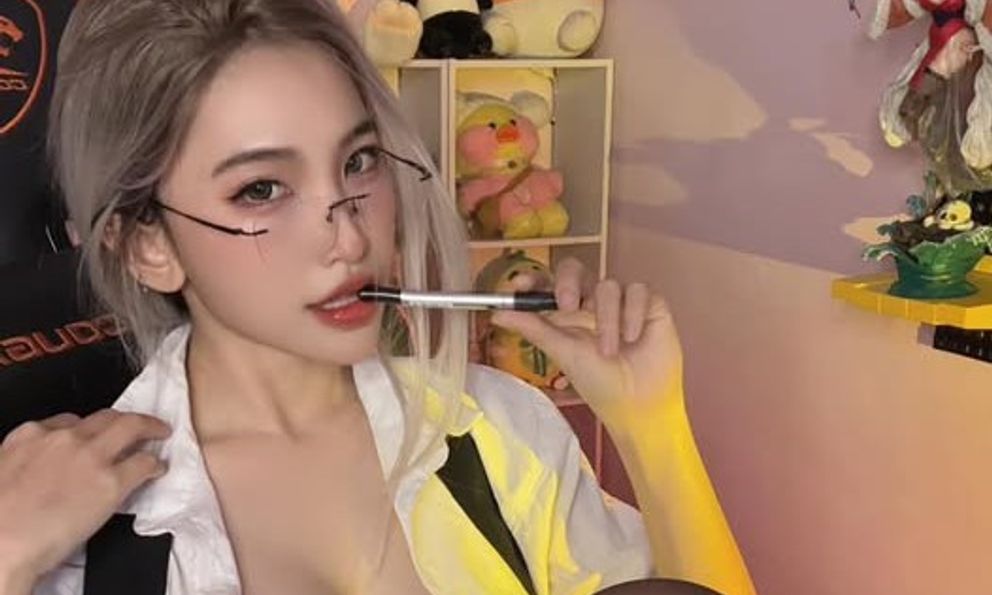 Nữ streamer tung loạt ảnh siêu gợi cảm trong ngày 