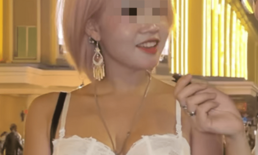Khoe body nóng bỏng, cô gái đòi 