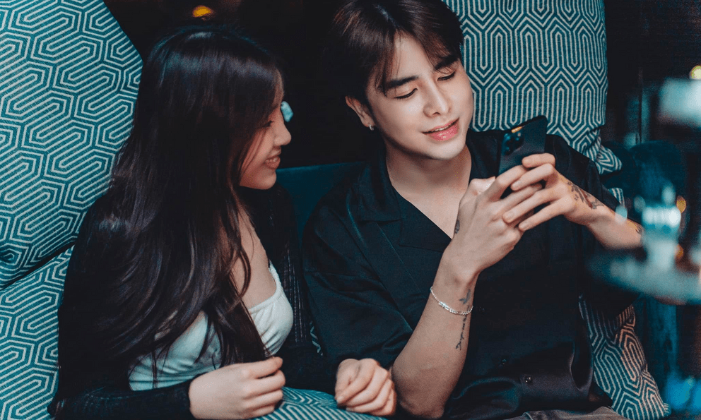 Zeros có loạt động thái mới về mối quan hệ với 