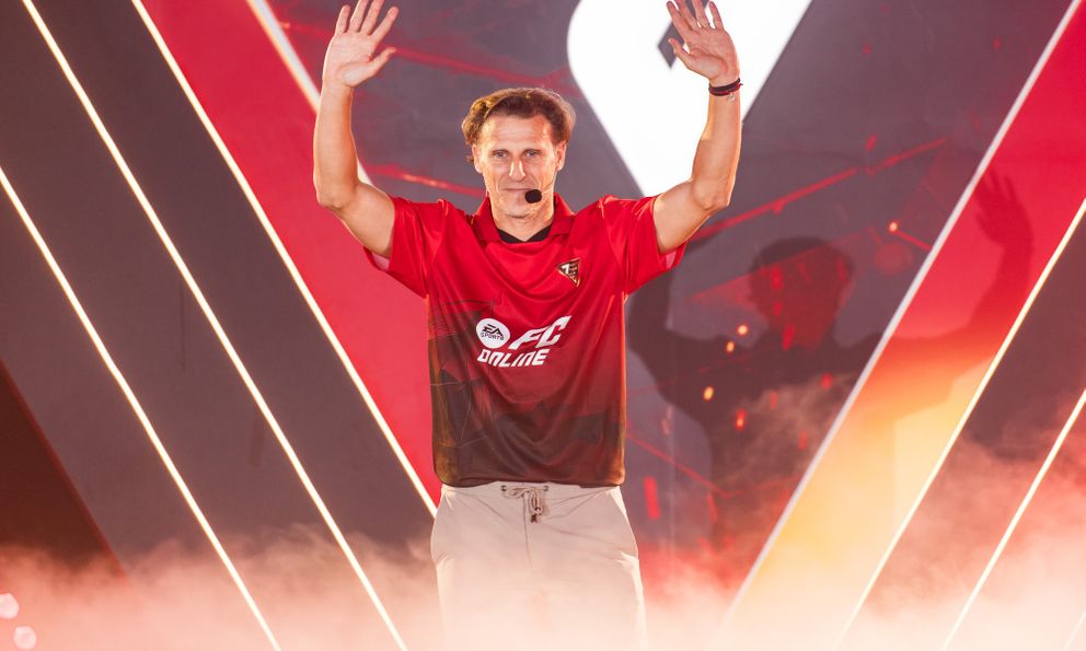 FC Online mừng sinh nhật 7 tuổi với sự kiện offline siêu bùng nổ, khán giả vỡ òa trước sự xuất hiện của Diego Forlán