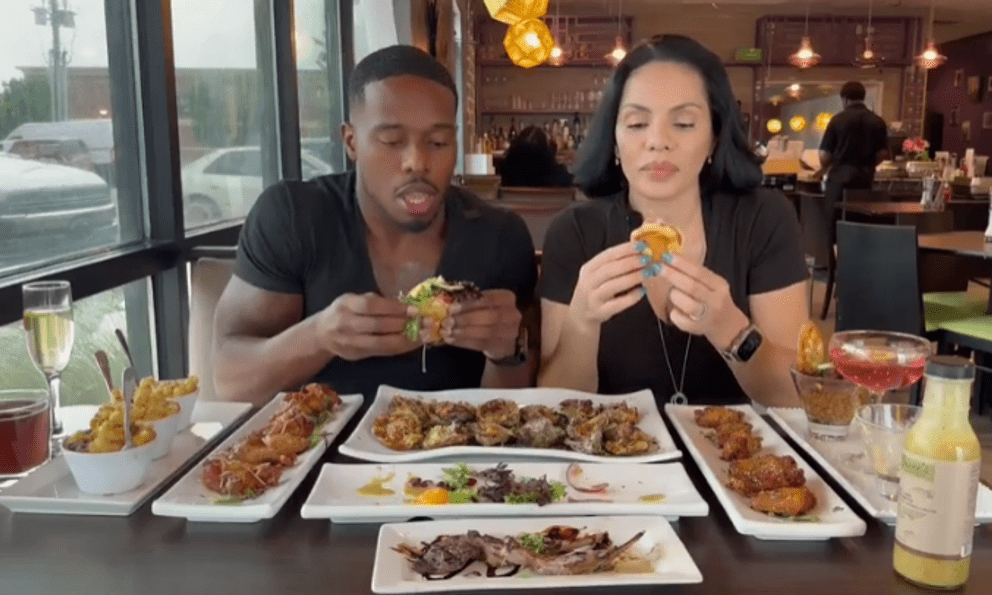 Đang livestream ngồi ăn, nữ người mẫu bất ngờ bị xe tông khiến vô số khán giả hoảng hốt