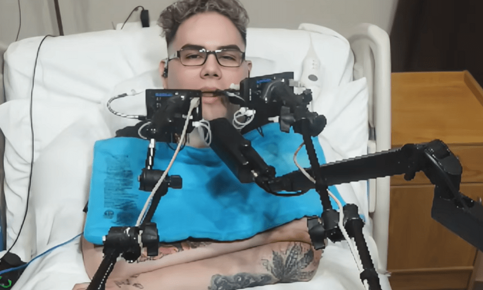 Gặp tai nạn bị liệt tứ chi, nam game thủ vẫn 