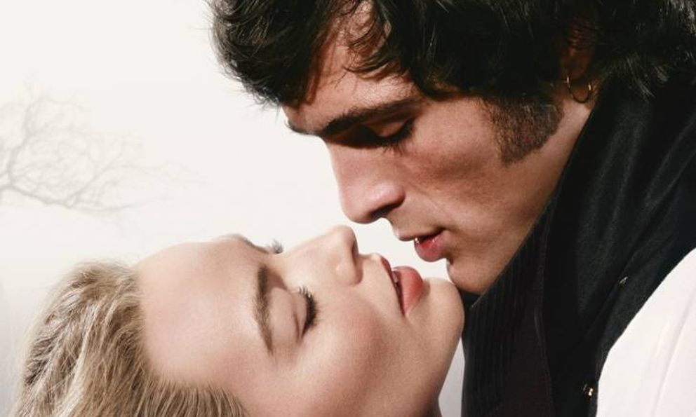 Margot Robbie hóa mỹ nhân gợi cảm với loạt cảnh nóng gây sốc trong phim 18+ Đồi Gió Hú