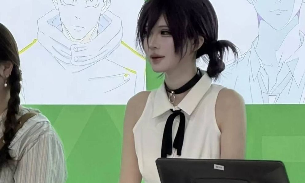 Nữ nhân viên cosplay Reze (Chainsaw Man) quá giống bản gốc, fan đòi mua sạch shop chỉ để được 