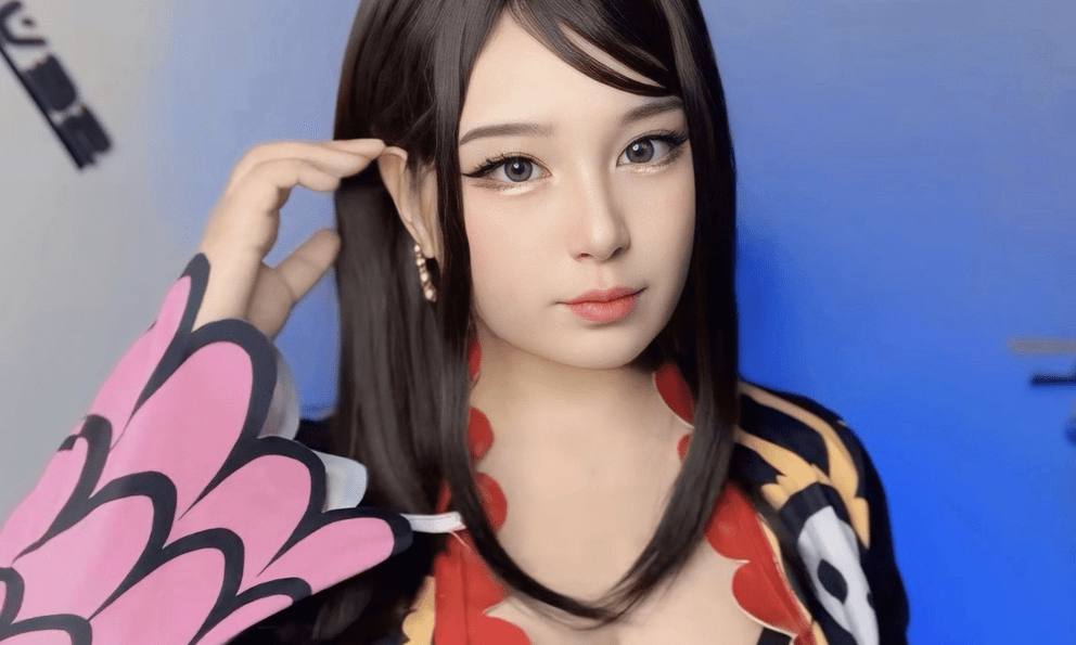 Nữ coser hóa thân thành mỹ nhân One Piece thời trẻ, nhan sắc khiến cả Rayleigh lẫn Roger đều say đắm