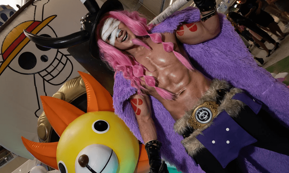 Cosplay Hoàng tử Loki đỉnh nhất One Piece: Từ visual, cơ bắp đến nụ cười 
