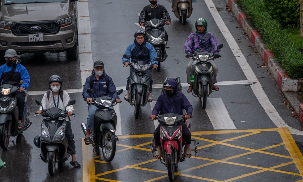 Hà Nội se lạnh cùng mưa rào sáng đầu tuần, người dân khoác thêm áo ấm, hưởng trọn không khí mát mẻ của mùa Thu